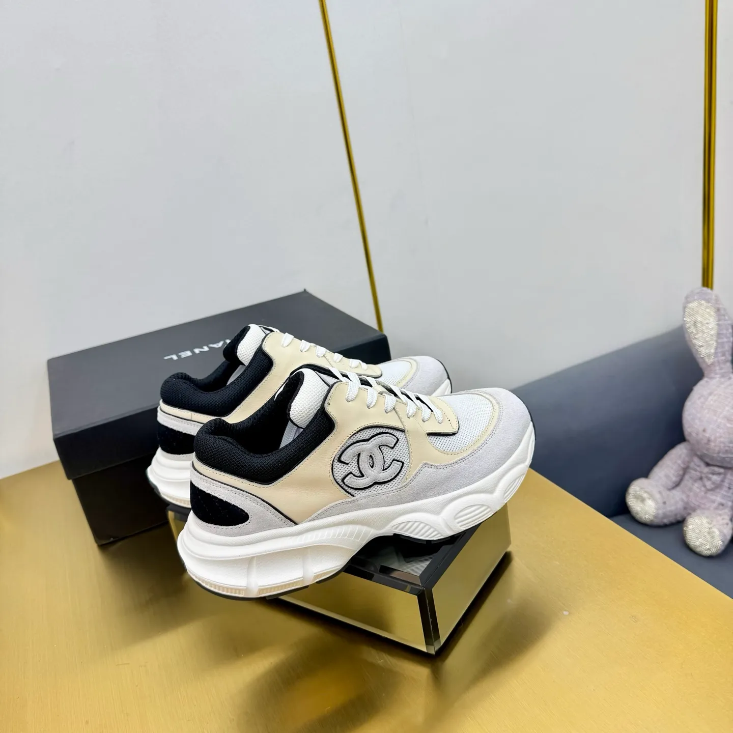 p700🐮🐮Upgraded version, upgraded version, upgraded version! No rebuttal accepted! ! ! ! Chanel Chanel dad shoes, couples' model for men and women - 2025 top casual sneakers in the counter. This classic design; the upper is electro-embroidered with various techniques; ❷The inner lining is made of: original Yangli + net ❸The outsole is based on: the original TPU combination outsole. The full set of boutique packaging for women 35–41